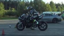Snabbaste motorcykeln mot snabbaste Nissan mot snabbaste Mercedesen