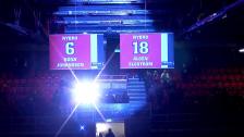 Björn Johansson och Åke Elgströms tröjor hissas i Victoriahallen